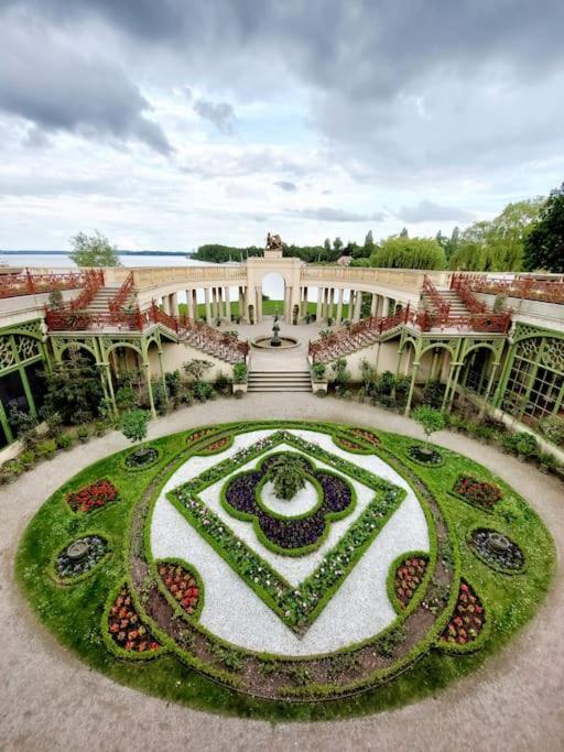 Zentrale Ferienwohnung - Direkt Am See Und Schloss Schwerin  Exterior photo